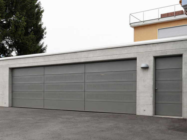 Porta garage basculante con porta pedonale