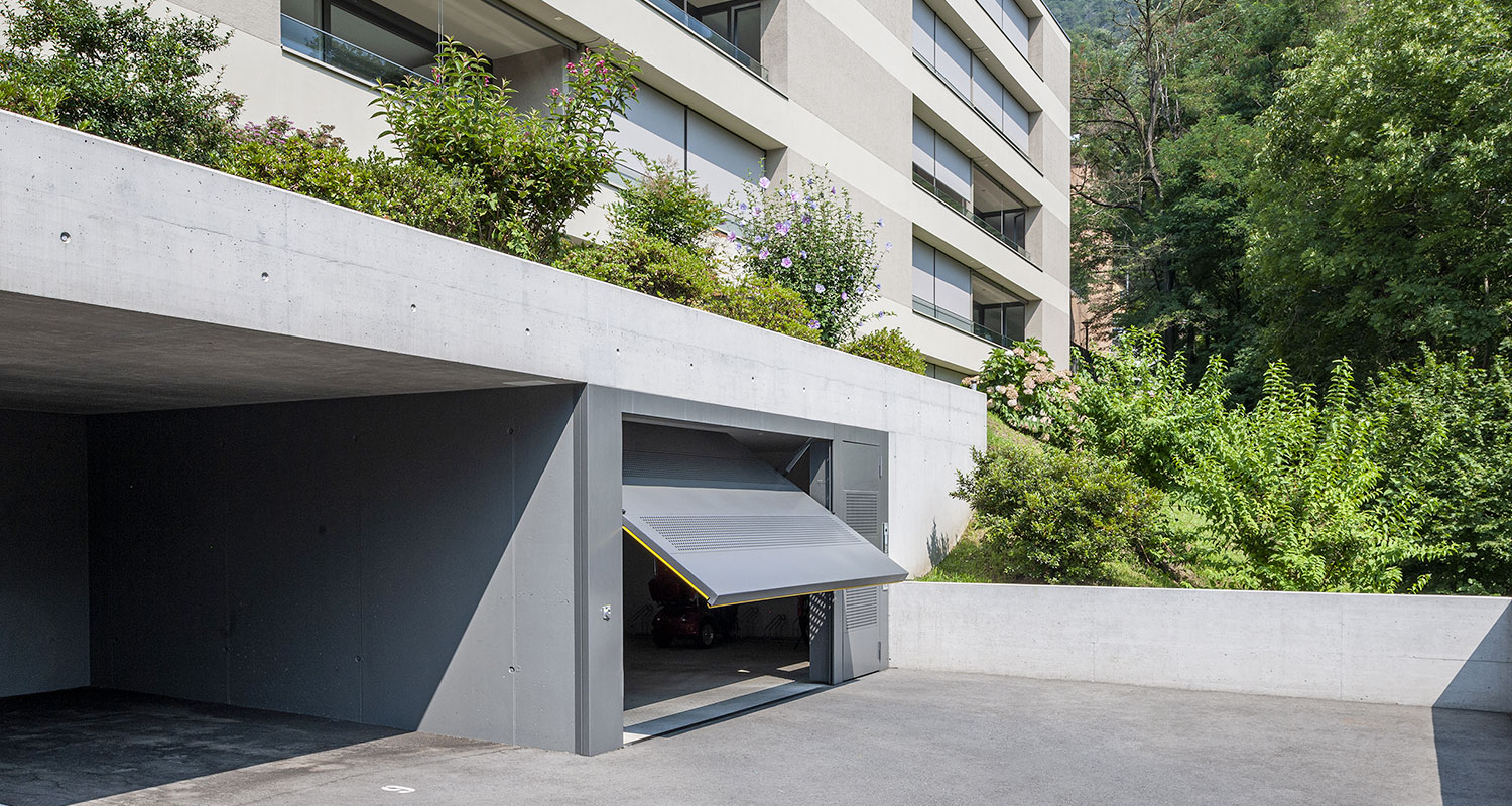 Porta garage basculante con portina pedonale a lato