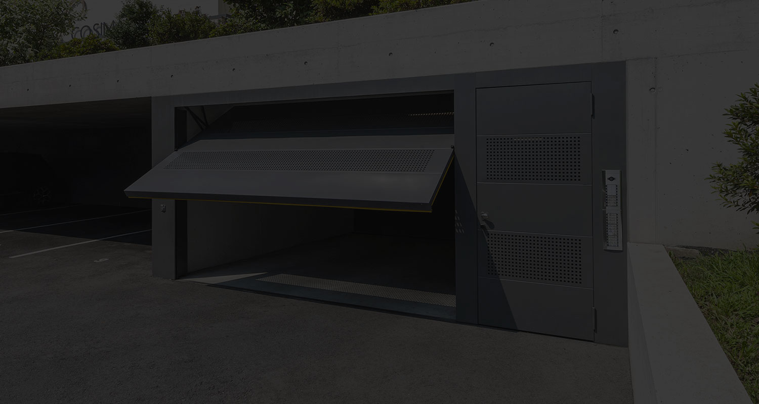 Porta garage basculante con portina pedonale a lato
