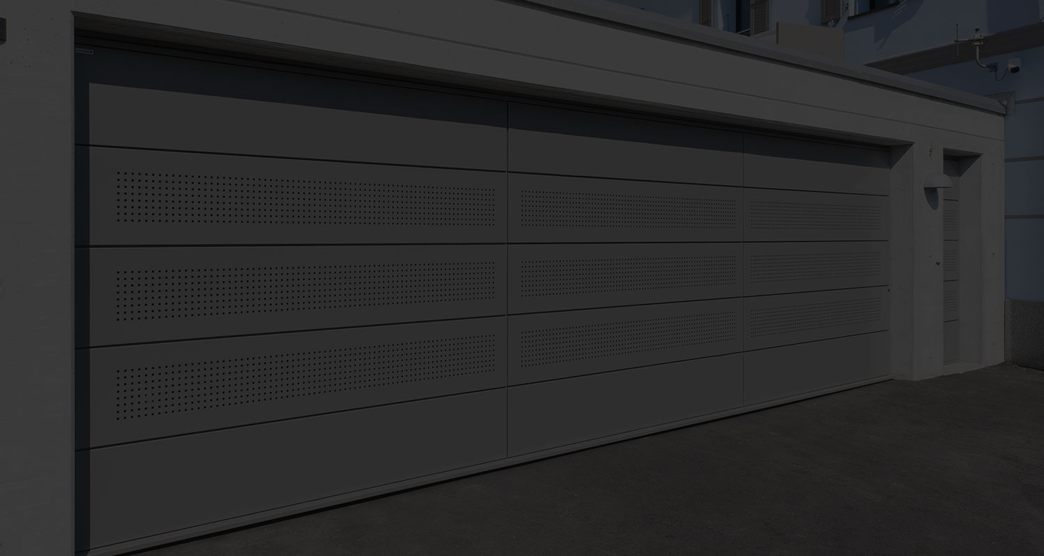 Porta garage basculante a uso intensivo con portina pedonale 